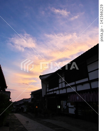 猫が通る初夏の宿場町「馬籠」の夕景 141566229