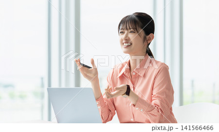 笑顔で対話をする女性・ビジネスウーマン 141566466