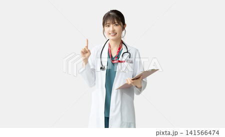 案内をする医療スタッフの女性 141566474