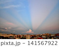 夕暮れの反薄明光線 141567922
