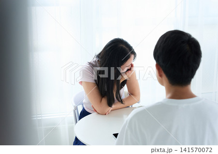 カフェで向き合って話す男女 カフェで向き合って話す男女 141570072