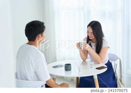 カフェで向き合って話す男女 カフェで向き合って話す男女 141570075