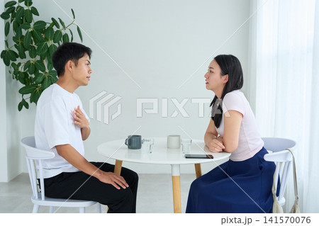カフェで向き合って話す男女 カフェで向き合って話す男女 141570076