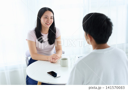 カフェで向き合って話す男女 カフェで向き合って話す男女 141570083