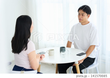 カフェで向き合って話す男女 カフェで向き合って話す男女 141570085