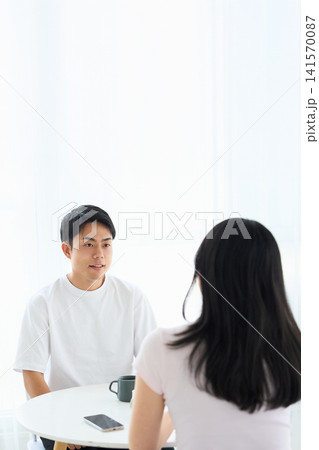 カフェで向き合って話す男女 カフェで向き合って話す男女 141570087
