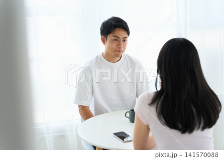 カフェで向き合って話す男女 カフェで向き合って話す男女 141570088