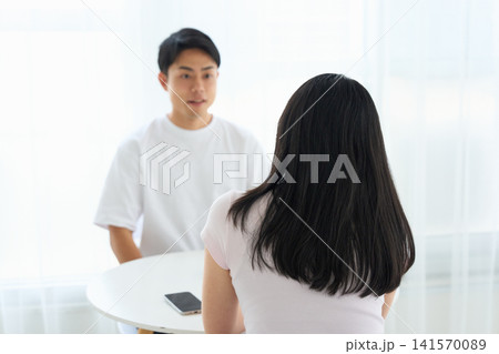 カフェで向き合って話す男女 カフェで向き合って話す男女 141570089