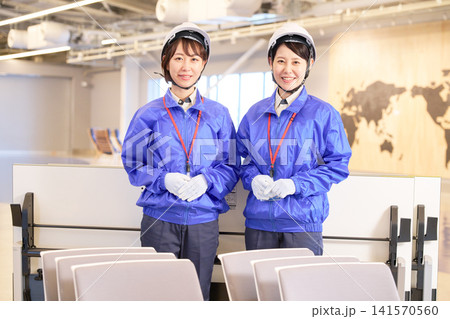 ヘルメットを着用した女性作業員のポートレート ヘルメットを着用した女性作業員のポートレート 141570560