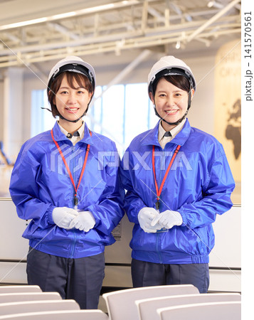 ヘルメットを着用した女性作業員のポートレート ヘルメットを着用した女性作業員のポートレート 141570561
