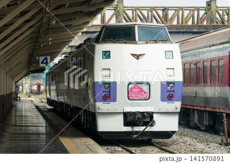 JR北海道からタイ国鉄に海外譲渡されたキハ183系の観光列車がフアランポーン駅に停車する 141570891