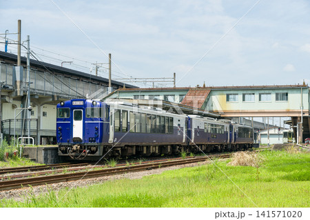 新潟県の観光列車である快速Shu*Kuraが十日町駅に停車する 141571020