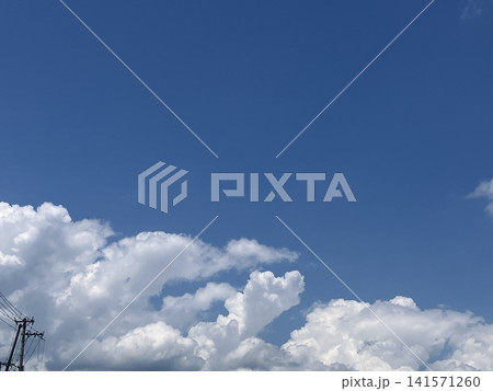 夏空と入道雲、電線のある空の風景 夏空と入道雲、電線のある空の風景 141571260
