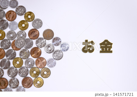 お金のテキストと日本円の硬貨 お金のテキストと日本円の硬貨 141571721