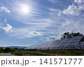 太陽光パネルと太陽 141571777