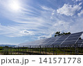 太陽光パネルと太陽 141571778