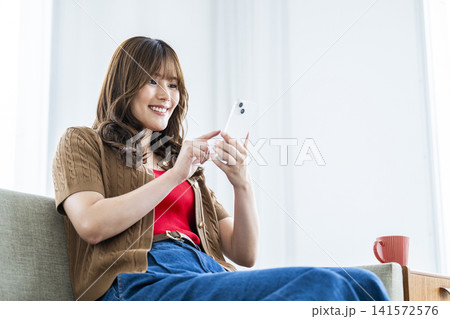 スマホを操作する若い女性 スマホを操作する若い女性 141572576