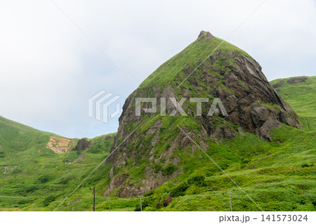 桃岩展望台から望む礼文島の象徴・桃岩の風景 桃岩展望台から望む礼文島の象徴・桃岩の風景 141573024