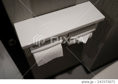 トイレットペーパー三角折りと通常の対比。ホテルのトイレ衛生管理 トイレットペーパー三角折りと通常の対比。ホテルのトイレ衛生管理 141573071