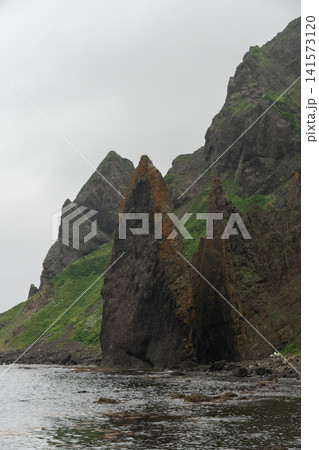 海にそびえ立つ礼文島・地蔵岩の絶景 海にそびえ立つ礼文島・地蔵岩の絶景 141573120