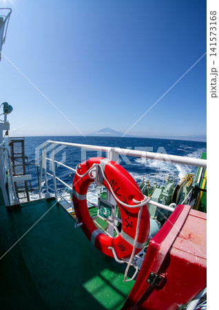 フェリーから望む快晴の利尻富士と日本海の広角風景 フェリーから望む快晴の利尻富士と日本海の広角風景 141573168