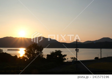 三方五湖・水月湖に沈む夕日夕焼け 絶景 福井観光旅行 三方五湖・水月湖に沈む夕日夕焼け 絶景 福井観光旅行 141573196