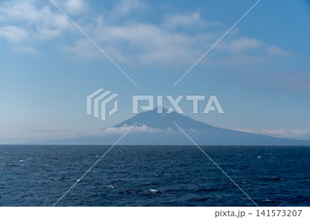 海上から望む夏の利尻島・利尻富士の風景 海上から望む夏の利尻島・利尻富士の風景 141573207