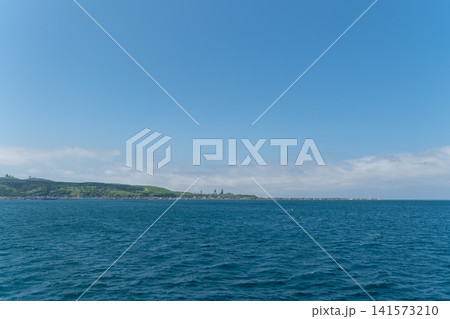 海上から望むノシャップ岬と灯台の風景 141573210