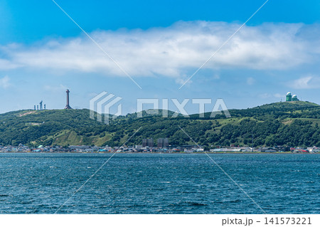 海上から望む稚内の街並みと開基100年記念塔の風景 海上から望む稚内の街並みと開基100年記念塔の風景 141573221