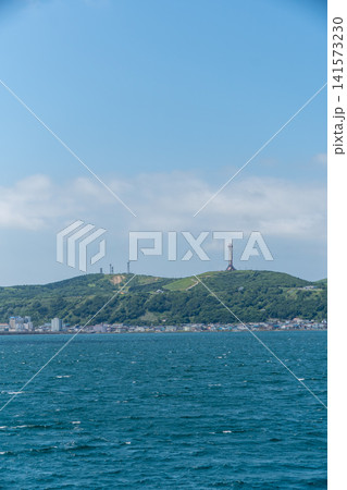 海上から望む稚内の街並みと開基100年記念塔の風景 海上から望む稚内の街並みと開基100年記念塔の風景 141573230
