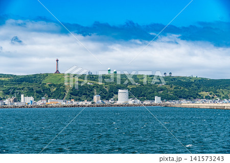 海上から望む稚内の街並みと開基100年記念塔の風景 141573243