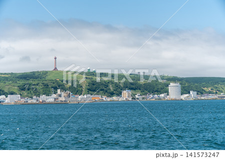 海上から望む稚内の街並みと開基100年記念塔の風景 海上から望む稚内の街並みと開基100年記念塔の風景 141573247