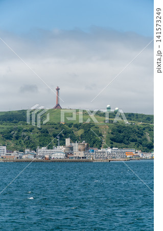 海上から望む稚内の街並みと開基100年記念塔の風景 141573249