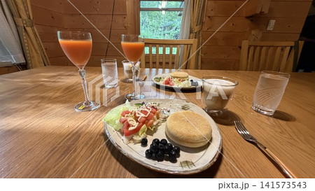 【洋食】夏のログハウスでの朝食 【洋食】夏のログハウスでの朝食 141573543