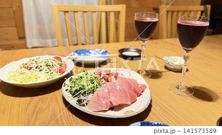 【長野県 信濃町】ログハウスの夕食 刺身とサラダ 【長野県 信濃町】ログハウスの夕食 刺身とサラダ 141573589