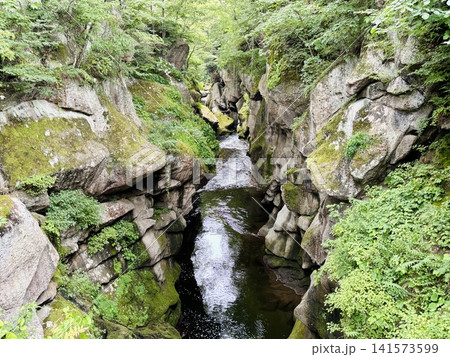 新緑の磊々峡 深く切れ込む岩壁と渓流 宮城県仙台市 141573599