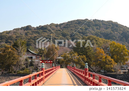 宇治川に架かる朝霧橋 宇治観光旅行の風景 京都府宇治市 宇治川に架かる朝霧橋 宇治観光旅行の風景 京都府宇治市 141573824