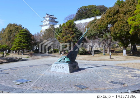 明石公園の日時計と明石城の坤櫓 兵庫県明石市 明石公園の日時計と明石城の坤櫓 兵庫県明石市 141573866