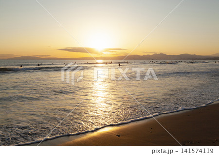 湘南鵠沼海岸 夕陽に照らされた海 湘南鵠沼海岸 夕陽に照らされた海 141574119