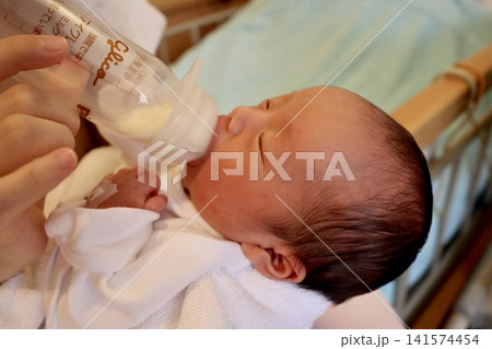 新生児の哺乳瓶授乳、産後の病室での育児ケアシーン|子育て・出産・新生児ケアのWeb記事コンテンツに 新生児の哺乳瓶授乳、産後の病室での育児ケアシーン|子育て・出産・新生児ケアのWeb記事コンテンツに 141574454