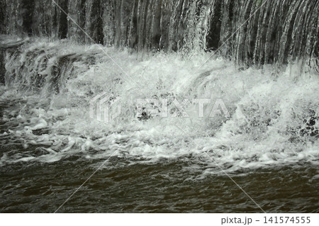 河川の氾濫・増水 溢水 越水 A river overflows 河川の氾濫・増水 溢水 越水 A river overflows 141574555