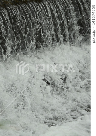 河川の氾濫・増水 溢水 越水 A river overflows 河川の氾濫・増水 溢水 越水 A river overflows 141574559