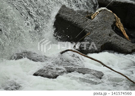 河川の氾濫・増水 溢水 越水 A river overflows 河川の氾濫・増水 溢水 越水 A river overflows 141574560
