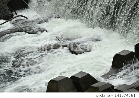河川の氾濫・増水 溢水 越水 A river overflows 河川の氾濫・増水 溢水 越水 A river overflows 141574561
