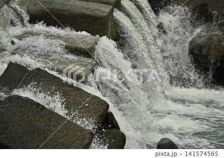 河川の氾濫・増水 溢水 越水 A river overflows 河川の氾濫・増水 溢水 越水 A river overflows 141574565