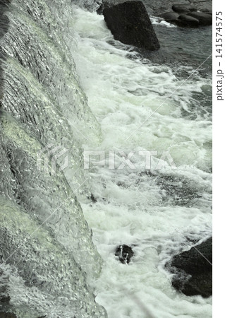 河川の氾濫・増水 溢水 越水 A river overflows 河川の氾濫・増水 溢水 越水 A river overflows 141574575