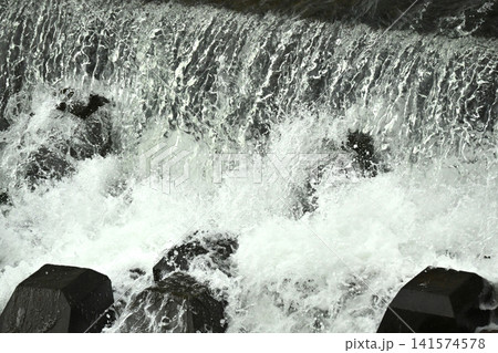 河川の氾濫・増水 溢水 越水 A river overflows 河川の氾濫・増水 溢水 越水 A river overflows 141574578