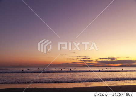 湘南鵠沼海岸 三日月と薄暮の夕空 湘南鵠沼海岸 三日月と薄暮の夕空 141574665