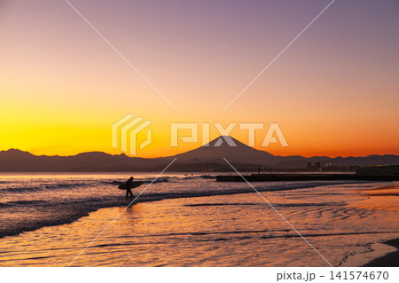 湘南鵠沼海岸  薄暮の空と富士山とサーファー 141574670