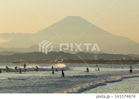 湘南鵠沼海岸 夕方の富士山とサーファーのシルエット 湘南鵠沼海岸 夕方の富士山とサーファーのシルエット 141574674